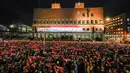 Puluhan ribu orang berkumpul di depan balai kota Oslo saat menyambut para pemain dan staf pelatih Norwegia. Mereka merayakan keberhasilan Norwegia lolos ke Piala Dunia 2026 sekaligus mengakhiri penantian selama 28 tahun. (Heiko Junge/NTB via AP)