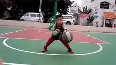 Siapa yang menyangka bocah berusia lima tahun asal Cina, Mai Mizhuo bisa melakukan dribble bola basket, dan dapat mengkontrol dua bola tersebut secara bersamaan dengan baik