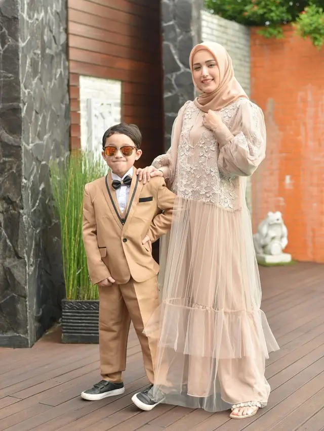 Jadi Inspirasi Lebaran, Ini 7 Gaya OOTD Adelia Pasha Saat Pakai Gamis