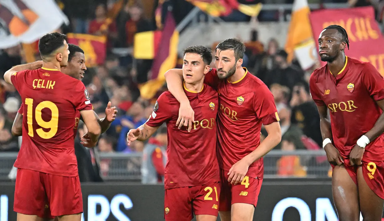 Pemain AS Roma, Paulo Dybala (tengah kiri) dan Bryan Cristante ikut merayakan gol yang dicetak oleh Edoardo Bove pada laga leg pertama semifinal Liga Europa 2022/2023 melawan Bayer Leverkusen di Olympic Stadium, Roma, Jumat (12/05/2023) WIB. Pertandingan dimenangkan oleh AS Roma dengan skor 1-0. (AFP/Alberto Pizzoli)