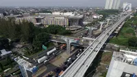 Kendaraan melintasi proyek Tol Jakarta-Cikampek II dan kereta api ringan (LRT) di Bekasi, Selasa (18/12). Sejumlah proyek di Jalan Tol Jakarta-Cikampek dihentikan sementara untuk mengantisipasi adanya potensi kemacetan. (Merdeka.com/Iqbal S. Nugroho)