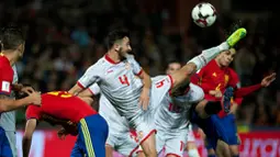 Pemain Makedonia, Kire Ristevski, berusaha membuang bola serangan pemain Spanyol dalam laga lanjutan Grup G Kualifikasi Piala Dunia 2018 di Estadio Nuevo Los Carmenes, Sabtu (12/11/2016) waktu setempat. (AFP/Jorge Guerrero)