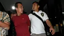 Polisi menjemput tersangka S dari lapas Cirebon menuju kantor Tindak Pidana Narkoba Mabes Polri, Cawang, Jakarta, Senin (3/8/2015). S merupakan pemasok narkoba untuk Reza Prawiro yang sebelumnya tertangkap saat pesta narkoba. (Liputan6.com/Yoppy Renato)