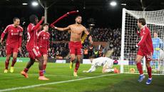 Pemain Liverpool, Cody Gakpo, melakukan selebrasi setelah mencetak gol ke gawang Fulham pada laga pekan ke-20 Liga Inggris 2025/2026 di Stadion Craven Cottage, Minggu (4/1/2026) malam WIB. (AP Photo/Alastair Grant)