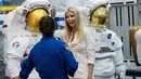 Ivanka Trump mendengarkan penjelasan astronot Nicole Mann di  kantor NASA di Johnson Space Center, AS (20/9). Ivanka juga berkesempatan berbincang dengan para awak stasiun ruang angkasa melalui sambungan telepon. (Brett Coomer/Houston Chronicle via AP)