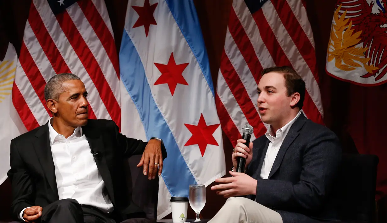 Mantan Presiden AS Barack Obama mendengarkan Max Freedman saat berbicara di forum yang membahas pengorganisasian masyarakat di University of Chicago di Chicago (24/4). (AFP Photo/ Jim Young)