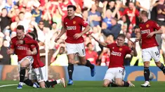 Laga-laga menegangkan telah terjadi hingga pekan ke-12 Liga Inggris 2023/2024 di mana 5 tim berhasil memetik kemenangan lewat dua gol penentu yang terjadi pada masa injury time. Tim mana saja ya? Simak uraiannya berikut ini. (AFP/Darren Staples)
