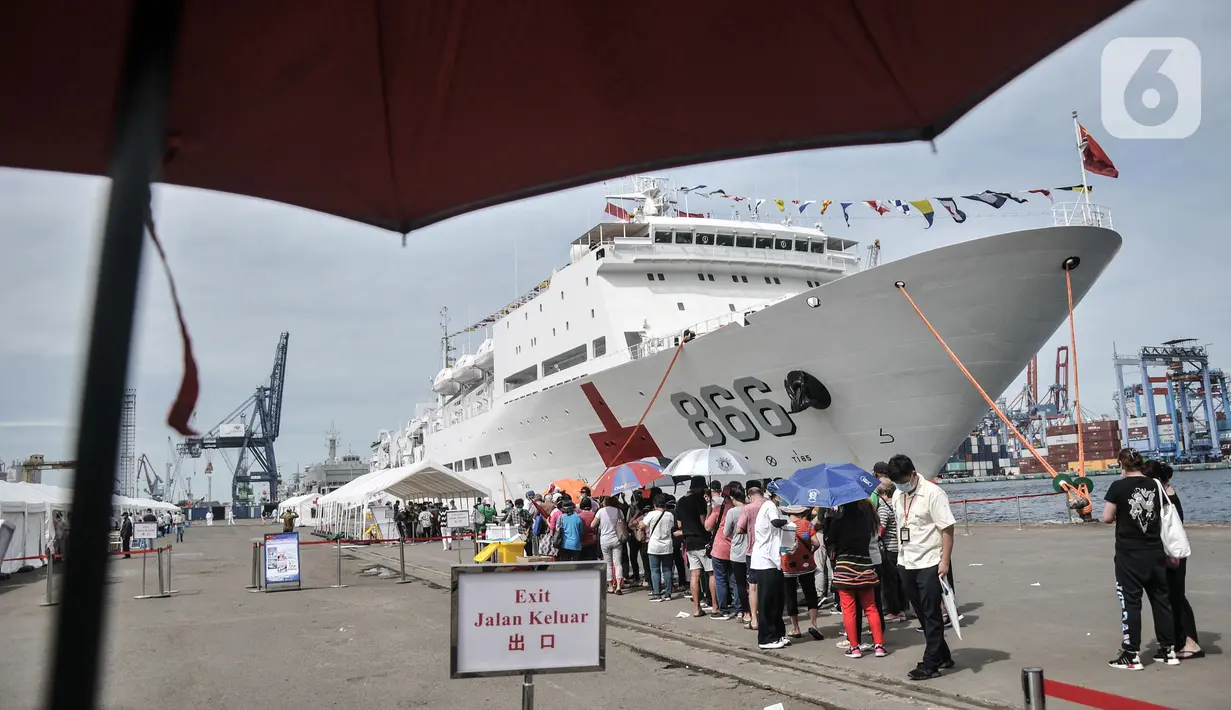 Warga saat antre untuk pemeriksaan kesehatan gratis oleh tim medis kesehatan dari Kapal RS Peace Ark milik Tentara Pembebasan Rakyat China (PLA) di kawasan JICT 2 Tanjung Priok, Jakarta Utara, Selasa (15/11/2022). Layanan pengobatan gratis untuk masyarakat umum ini merupakan bagian dari misi kemanusiaan Kapal RS Peace Ark ke luar negeri yang ke-10 setelah sebelumnya melakukan kunjungan ke Indonesia pada 2013. (merdeka.com/Iqbal S. Nugroho)