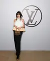 Hyein NewJeans hadir pertama kali di Paris Fashion Week sebagai BA Louis Vuitton. Mengenakan halter ruffle top dan celana panjang, penampilannya terlihat playful dengan clutch dan boots LV [Louis Vuitton]