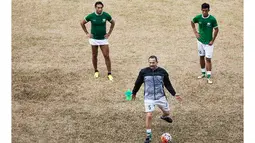 Pelatih Persipasi Bandung Raya (PBR), Dejan Antonic memimpin latihan jelang Piala Presiden 2015 di Stadion Lebak Bulus, Jakarta, Minggu (23/8/2015). (Bola.com/Vitalis Yogi Trisna)