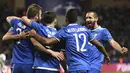 Para pemain Juventus merayakan gol yang dicetak Gonzalo Higuain ke gawang Monaco pada laga Liga Champions di Stadion Stade Louis II, Monaco, Rabu (3/5/2017). Monaco kalah 0-2 dari Juventus. (AFP/Pascal Guyot)