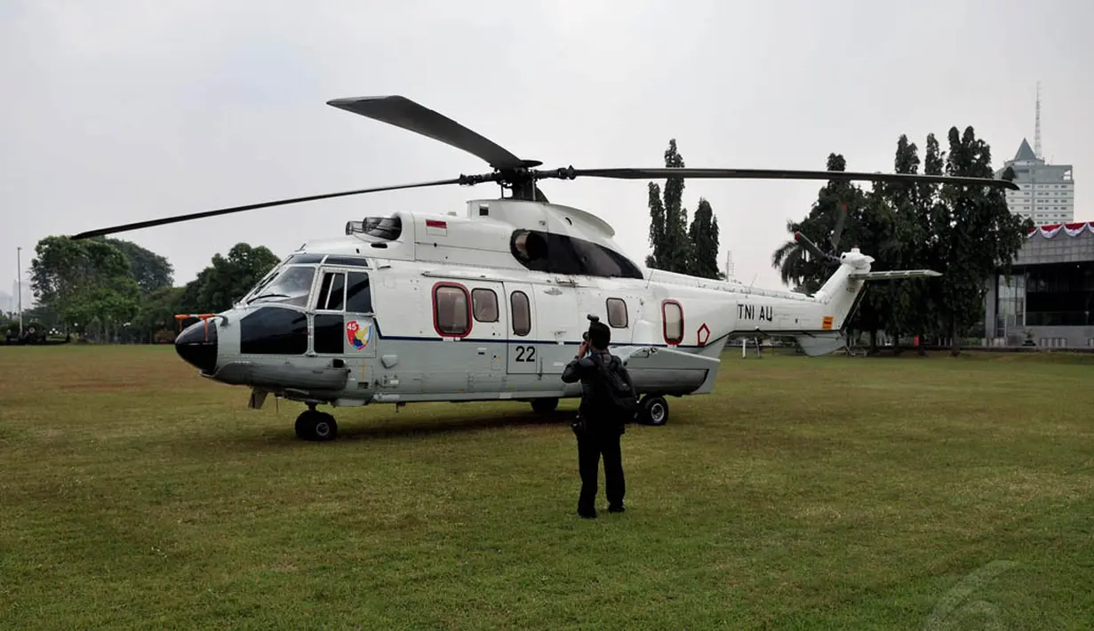 Sebuah helikopter VVIP TNI AU tampak diparkir di halaman Gedung DPR RI, Jakarta, Jumat (15/8/14). (Liputan6.com/Johan Tallo)