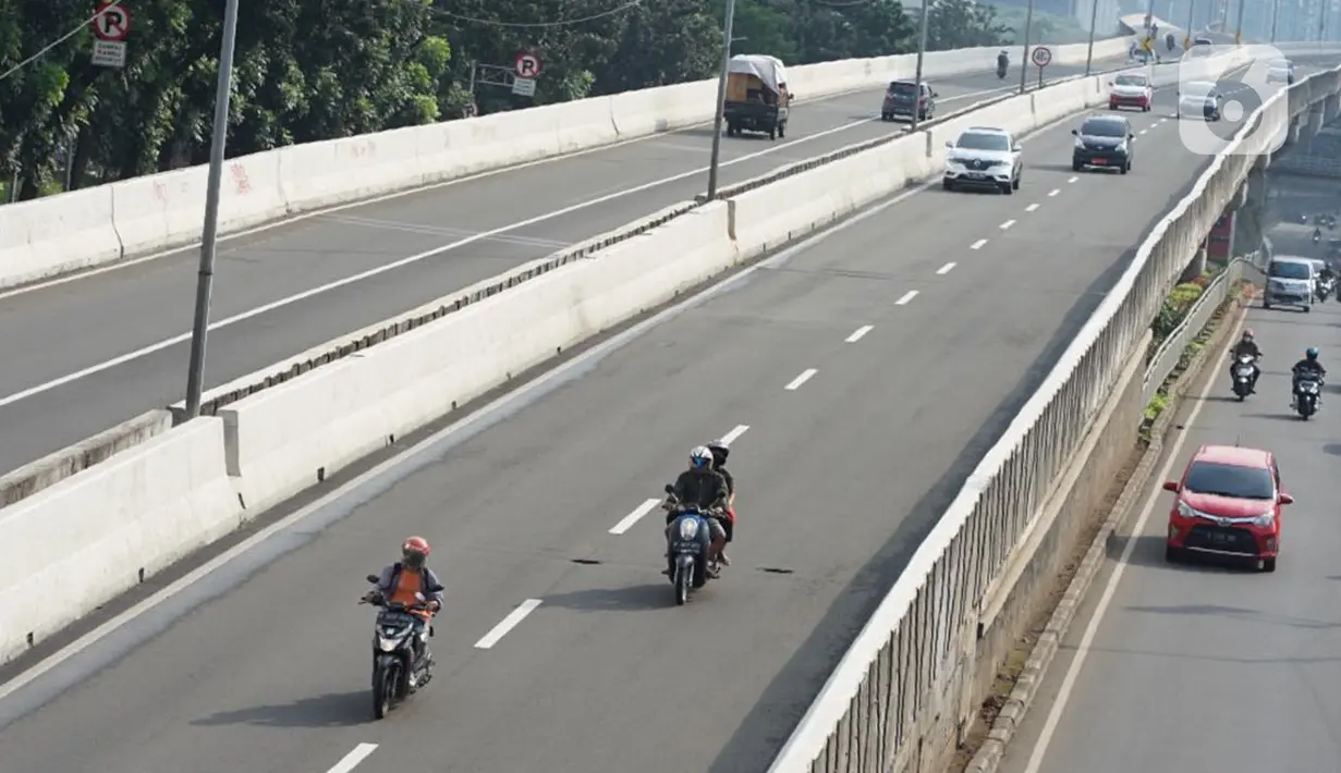 Pengendara sepeda motor melintasi Jalan Layang Non-Tol (JLNT) Kampung Melayu-Tanah Abang di Jakarta, Selasa (9/6/2020). Kurangnya penindakan pelanggar lalu lintas menyebabkan sebagian pemotor nekat menerobos JLNT, meskipun perilaku tersebut membahayakan keselamatan. (Liputan6.com/Immanuel Antonius)