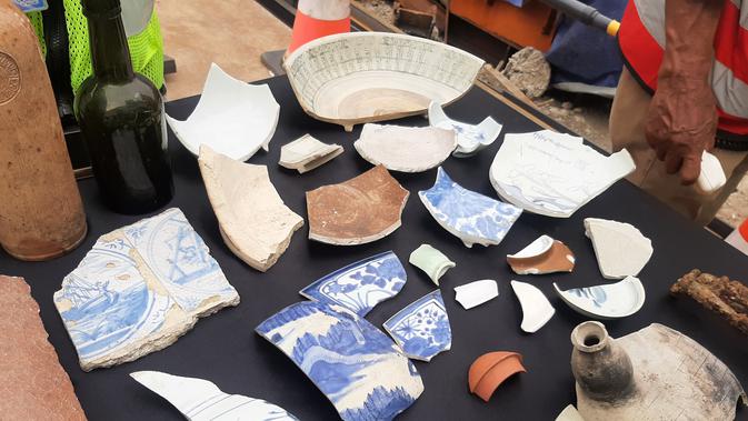 <p>Sejumlah artefak peninggalan masa kolonial, Sunda Kelapa, dan Batavia ditemukan di area proyek MRT Fase 2 Bundaran HI-Kota. (Merdeka.com)</p>