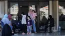 Sementara, menurut otoritas Lebanon, lebih dari 667.000 orang telah mendaftar di platform pengungsian daring pemerintah. Tampak dalam foto, para pengungsi yang menghindari serangan udara Israel di Lebanon selatan dan Dahiyeh, di Institut Teknik Bir Hassan yang telah diubah menjadi tempat penampungan, Beirut, Rabu 11 Maret 2026. (AP Photo/Bilal Hussein)
