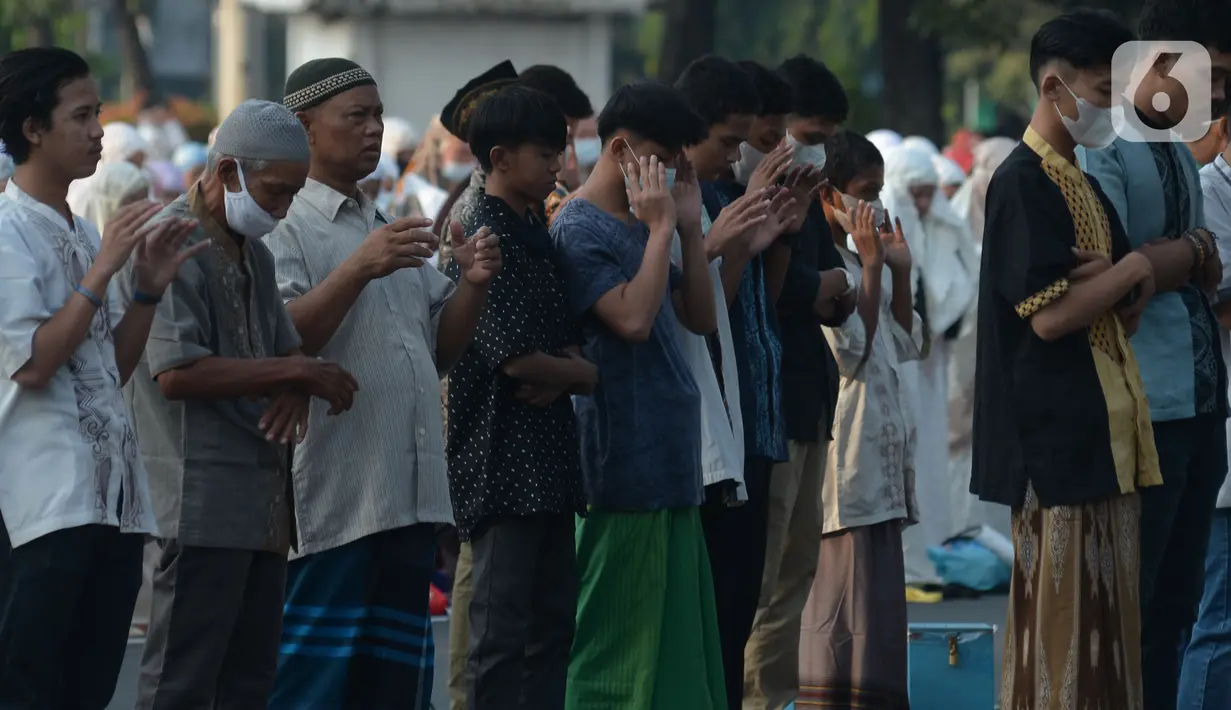 <p>Umat Muslim melaksanakan sholat Idul Fitri 1442 H di masjid Raya Al Arif, Jalan Stasiun Senen, Jakarta, Kamis (13/5/2021). Seluruh umat muslim serentak melaksanakan salat Ied di sejumlah masjid dan jalan terbuka dengan menerapkan protokol kesehatan. (merdeka.com/Imam Buhori)</p>
