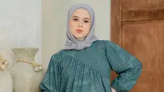 Pamer ekspresi dengan senyum atau tanpa senyum sekalipun, tak mengurangi pesona yang dipancarkan oleh Cut Meyriska. Keturunan Aceh, istri Roger Danuarta ini pancarkan pesonanya tersendiri yang bikin kagum siapapun yang melihatnya. Sejak putuskan berhijab, artis yang akrab disapa Chika ini makin anggun. (Liputan6.com/IG/@cutratumeyriska)