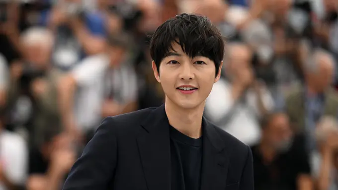 Senyum Song Joong Ki Berbalut Louis Vuitton Saat Promosi Film Hopeless di Festival Film Cannes 2023