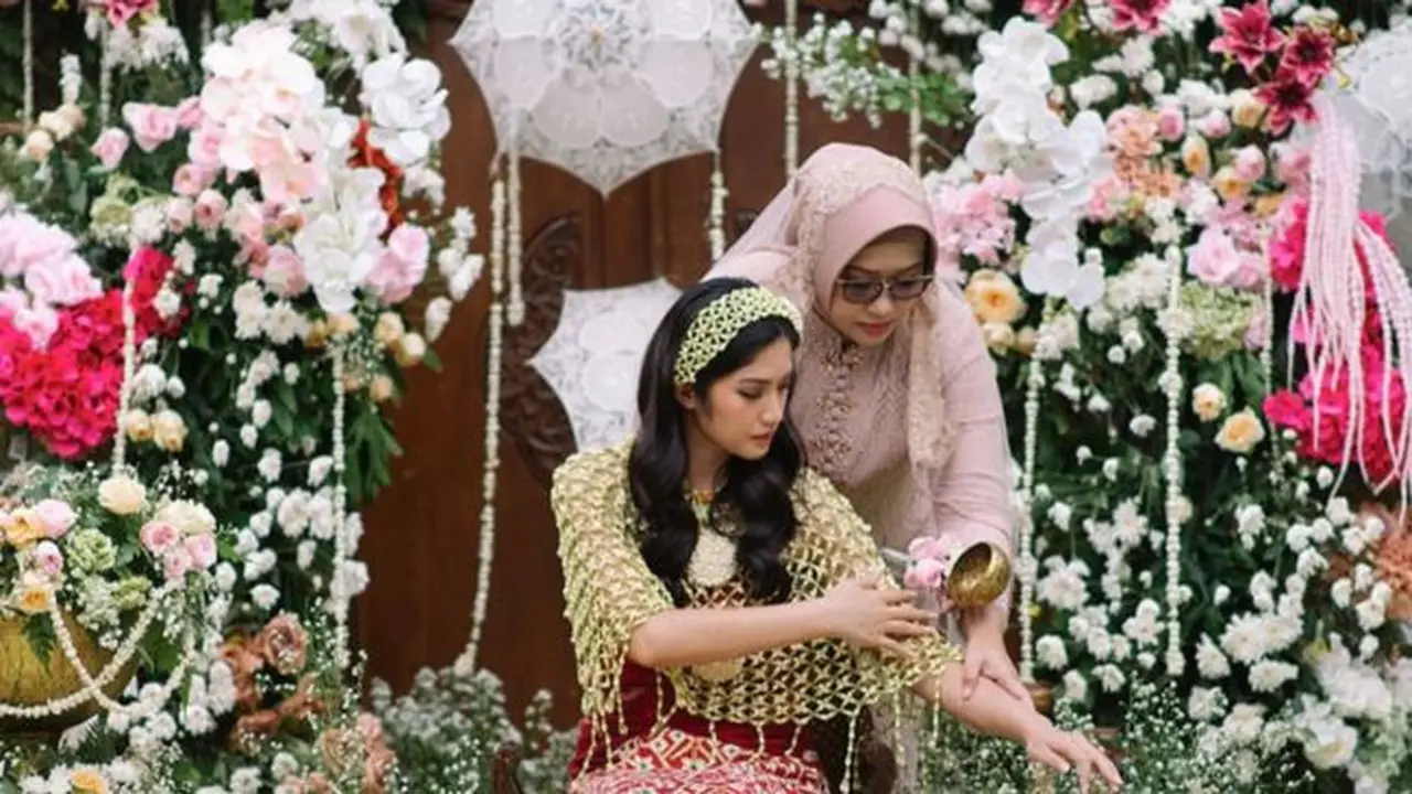 Momen haru pernikahan Ochi Rosdiana. (credit: instagram.com/thepotomoto)