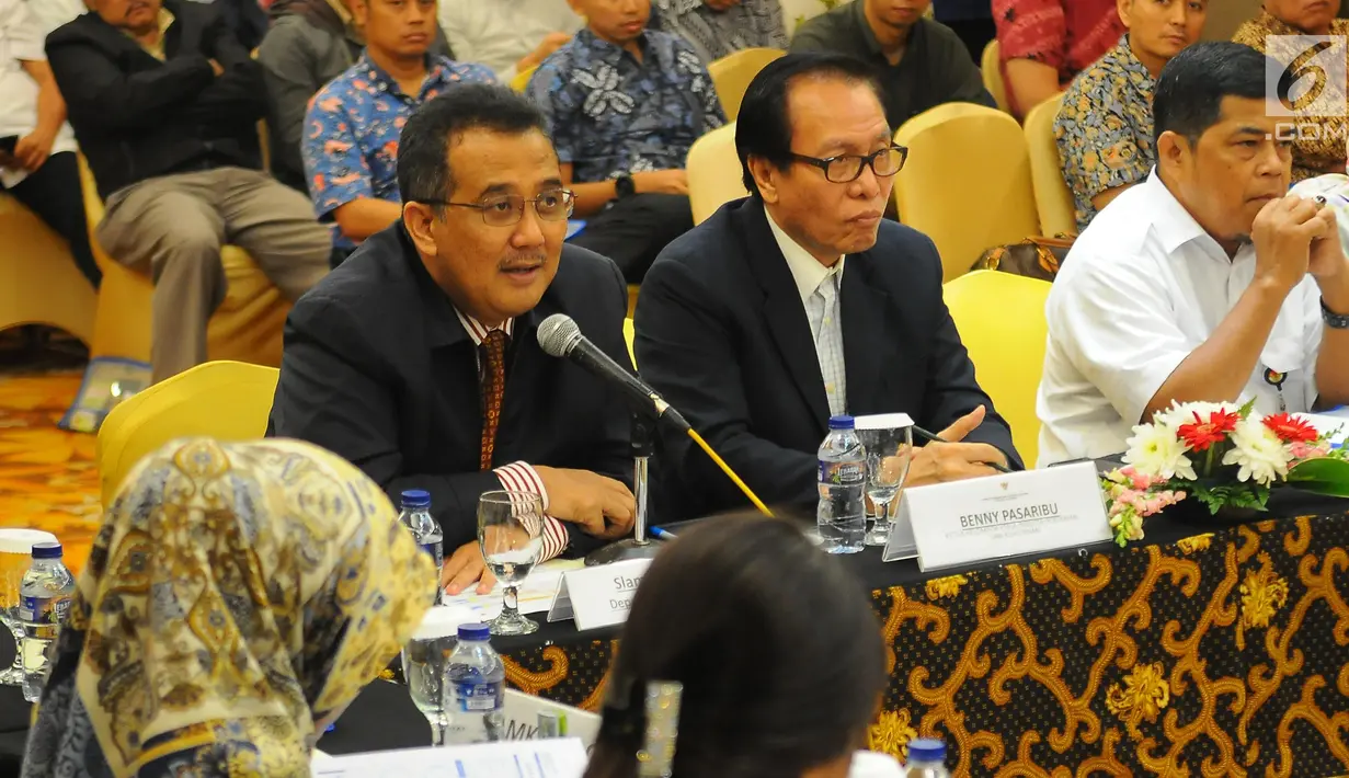 Deputi Komisioner Pengawas Perbankan III OJK Slamet Edi Purnomo (kiri) memberi pemaparan saat FGD di Jakarta, Senin (29/4/2019). FGD membahas strategi permodalan yang berkelanjutan dalam pengembangan agribisnis padi. (Liputan6.com/Angga Yuniar)