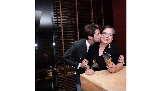 6 Potret Kedekatan Reza Rahadian dan Ibunda yang Jarang Tersorot, Sosok Terpenting
