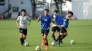 Pemain Timnas Thailand U-23 saat latihan di Lapangan B Kompleks GBK, Jakarta, Selasa (29/5). Timnas Thailand U-23 akan melakoni laga uji coba melawan Timnas Indonesia U-23 pada 31 Mei dan 3 Juni mendatang. (Liputan6.com/Helmi Fithriansyah)