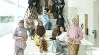 Karyawati PLN Nusa Daya tampil anggun menggunakan kebaya dalam rangka memperingari Hari Kebaya Nasional.