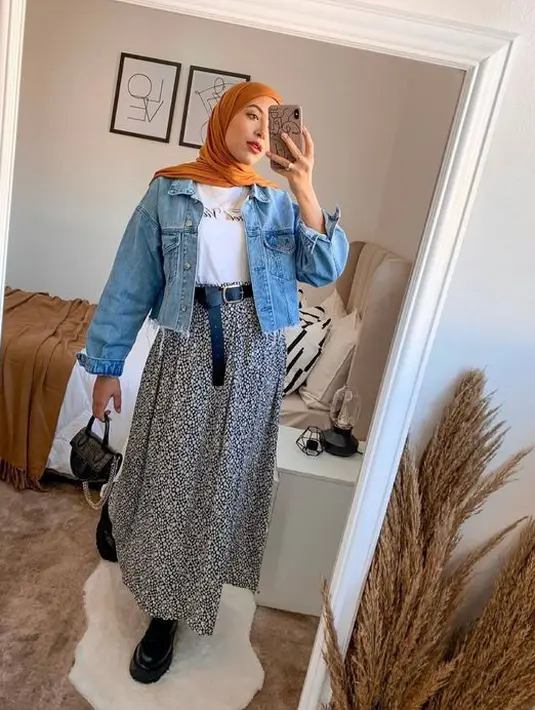 <p>Cutting cropped pada jaket menghadirkan kesan edgy yang sangat mudah dipadukan dengan outfit apapun. untuk mempertegas siluet tubuh, paduan t-shirt dan maxi dress serta belt jadi elemen penyempurna yang tepat. Paduan hijab bernuansa oranye juga memberikan warna tersendiri pada tampilan yang ingin dihadirkan. (Foto: Pinterest).</p>