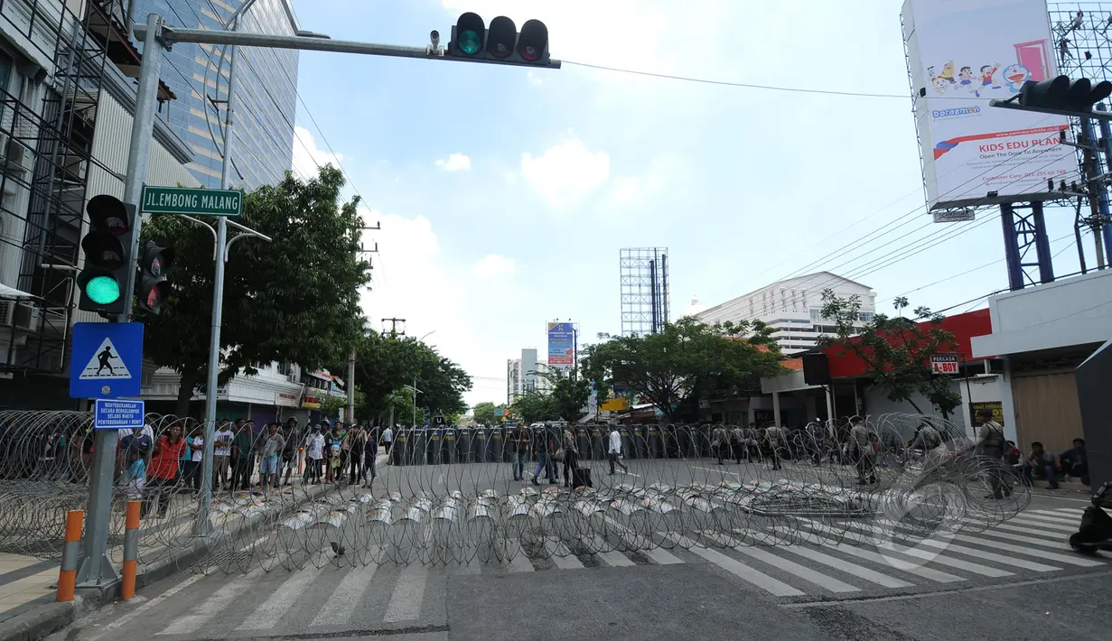 Suasana jalan Embong Malang, Surabaya, Jawa Timur, Sabtu (18/4/2015). Jalan Embong Malang, Surabaya ditutup total selama aksi unjuk rasa para supporter Persebaya 1927. (Liputan6.com/Helmi Fithriansyah)
