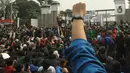 Tiga orang pimpinan DPR bersama Kapolri Jenderal Listyo Sigit Prabowo menemui mahasiswa yang berdemonstrasi di Gedung Parlemen, Senin (11/4/2022). Keempat pejabat negara tersebut kompak menaikkan mobil komando yang ada di depan Gedung DPR. (Liputan6.com/Angga Yuniar)