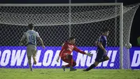 Pemain Persita Tangerang, Ramiro Ezequiel Fergonzi (kanan) berusaha melewati hadangan penjaga gawang PSIS Semarang, Muhammad Adi Satryo (tengah)&nbsp;dalam pertandingan pekan kedua BRI Liga 1 2023/2024 yang berlangsung di Stadion Indomilk Arena, Tangerang, Sabtu (8/7/2023). (Bola.com/Ikhwan Yanuar)