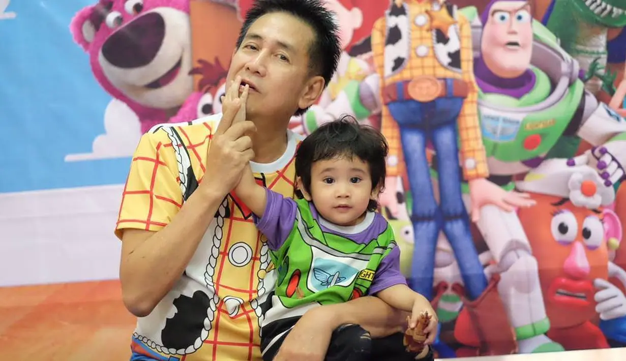 Selain itu Sys pun juga sering tampil kompak dengan cucunya. Seperti ini misalnya, Sys mengenakan baju bermotif kartun bertema sama dengan cucunya. (Instagram/sys_ns)