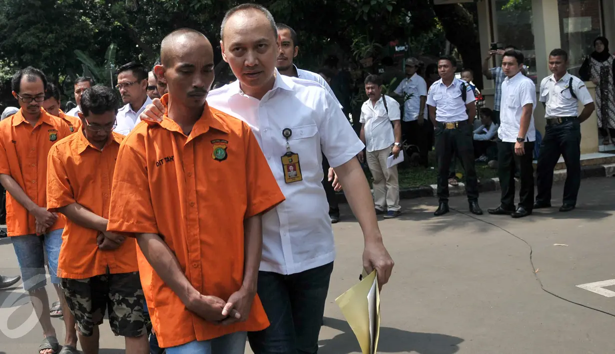 Tersangka dihadirkan saat rilis kasus dugaan penipuan, penggelapan dan TPPU Pandawa Group, Jakarta, Kamis (9/3). Ditreskrimsus Polda Metro Jaya rilis 22 tersangka kasus dugaan penipuan, penggelapan dan TPPU Pandawa Group. (Liputan6.com/Yoppy Renato)