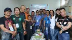 Anggota Paski berfoto bareng bersama mandra usai kunjungan di rutan Cipinang, Jakarta, Kamis (24/12). Anggota Paski mejenguk komedian mandra dan memberikan dukungan.(Liputan6.com/Herman Zakharia)