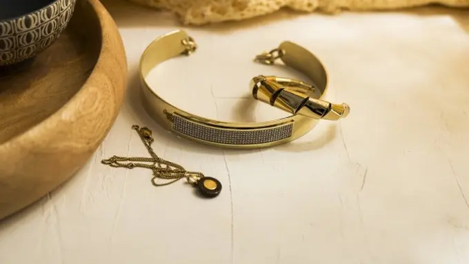 Ilustrasi Gelang Emas Besar (Credit:Lum3n/Unsplash)