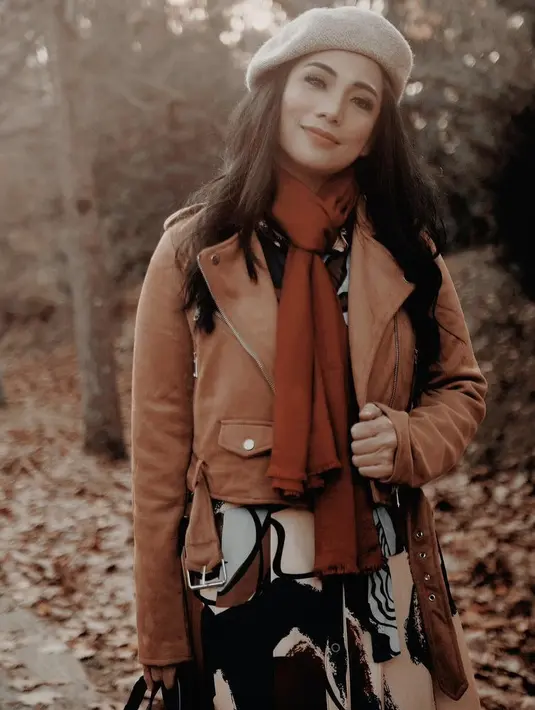 Siti KDI diketahui kini tinggal di Turki setelah dipinang pria asal Turki. Ia pun kini tampil stylish dengan jaket crop top dikombinasikam dress dan syal. Topi baret pun menambah penampilannya. @siti_prek