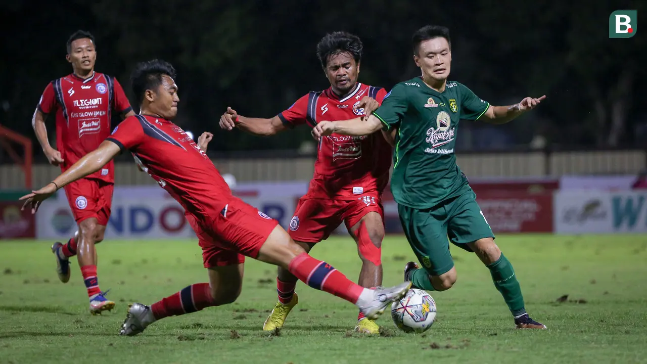 Foto: Gagalkan Penalti di Penghujung Laga, Ernando Ari Pastikan Persebaya Bungkam Arema FC di BRI Liga 1