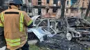 Dilansir AFP, Selasa (13/6/2023), rentetan serangan udara lainnya dilaporkan menghantam ibu kota Kiev dan beberapa kota lainnya di Ukraina. (Handout/The State Emergency Service Of Ukraine/AFP)