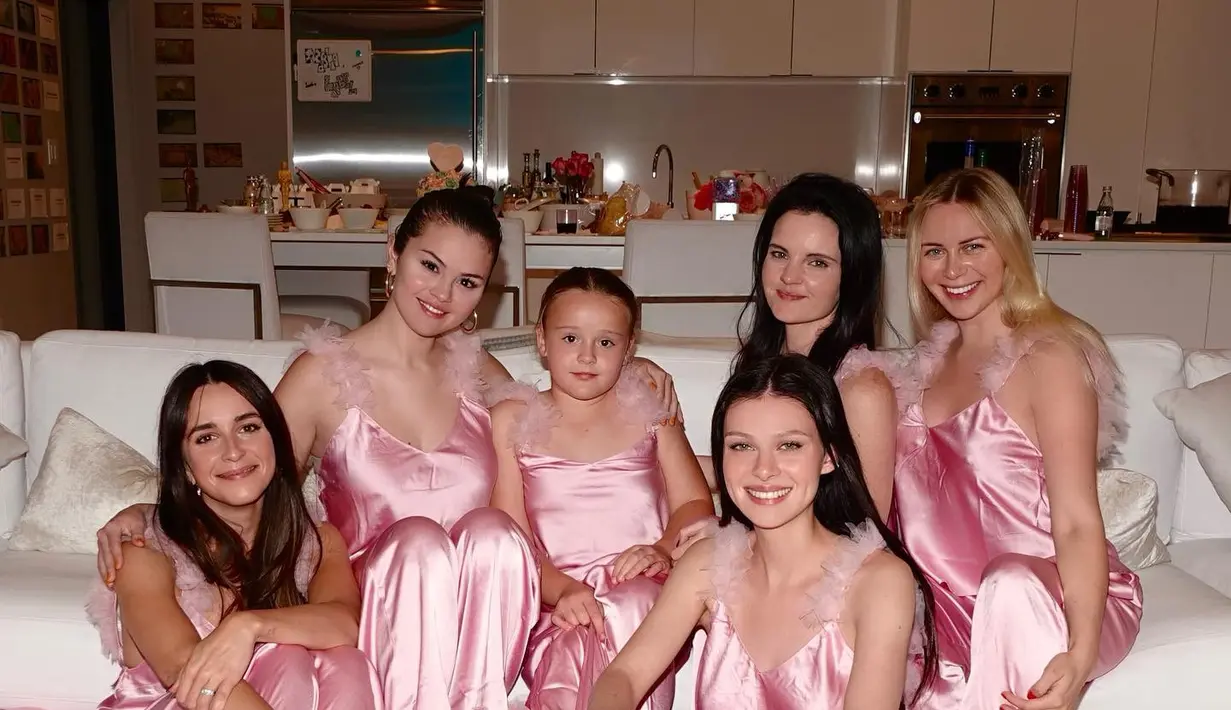 Selena dan Nicola terlihat menggemaskan dengan baju tidur warna pink dengan aksen tutu. [Foto: @nicolaannepeltzbeckham]