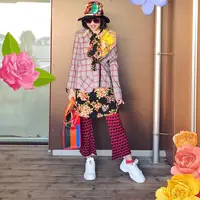 Tabrak motif dan gaya tumpuk jadi ciri khas Diana Rikasari. (Instagram/Diana Rikasari)