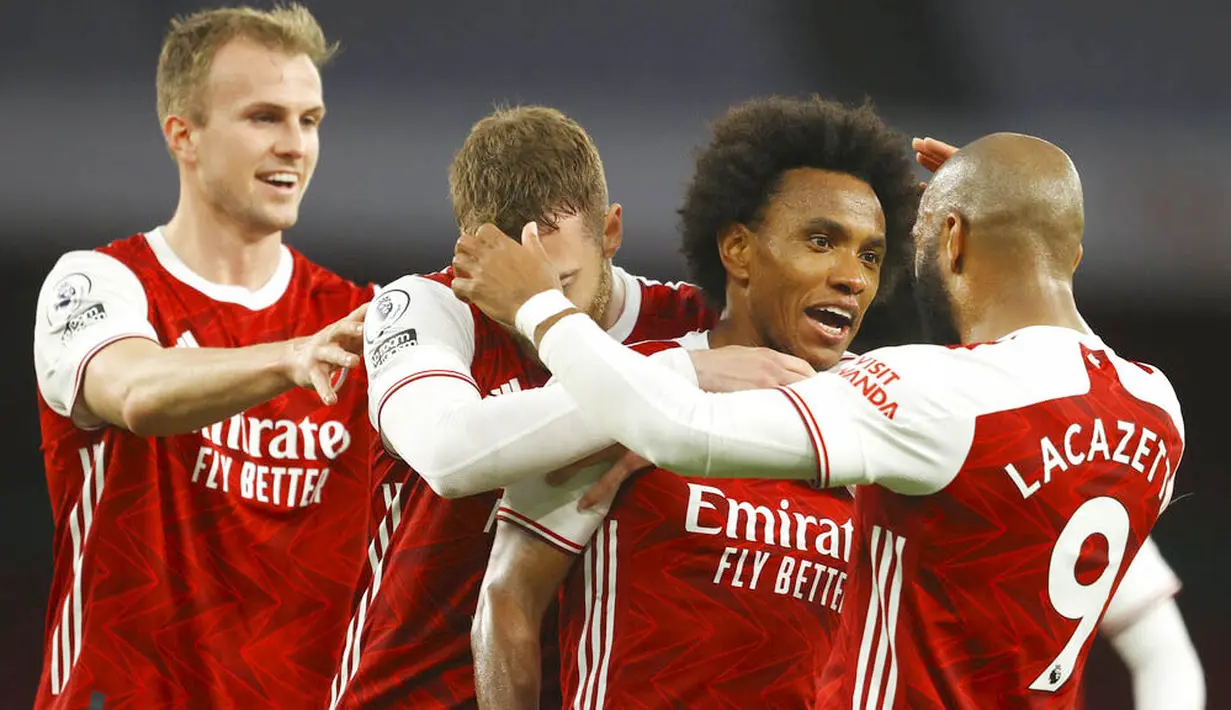 Gelandang Arsenal, Willian, melakukan selebrasi usai mencetak gol ke gawang West Bromwich Albion pada laga Liga Inggris di Stadion Emirates, Senin (10/5/2021). Arsenal menang dengan skor 3-1. (Richard Heathcote/ Pool via AP)