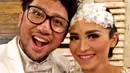 Kunto Aji senyum sumringah saat melakukan selfie dengan wanita cantik yang telah resmi menjadi istrinya tersebut. Penyanyi asal Yogyakarta ini melepas masa lajangnya di usia 28 tahun. (Dio Maulana Putra/Bintang.com)