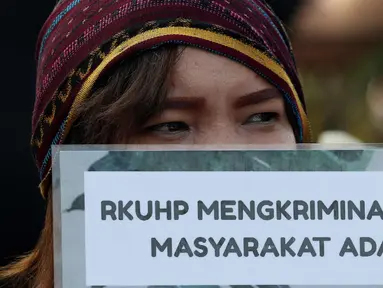 Masyarakat dari "Aliansi Masyarakat Sipil Tolak Rancangan KUHP" melakukan demontrasi di depan Gedung MPR/DPR, Jakarta, Senin (12/2). Mereka menolak RUU KUHP karena dianggap tidak demokratis. (Liputan6.com/Johan Tallo)