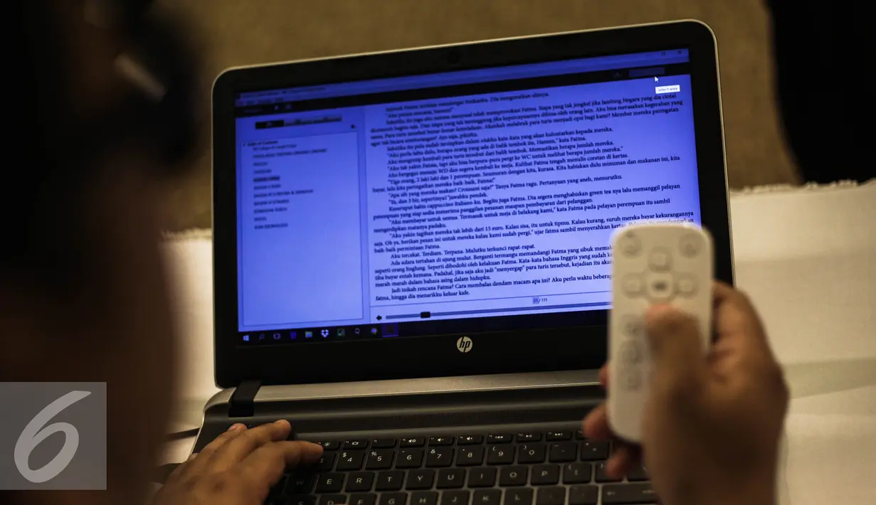 Penyandang tunanetra mengoperasikan alat tersebut yang terhubung dengan laptop di Kemenko PMK, Jakarta, Selasa (17/5). Aplikasi tersebut membantu para penyandang tunanetra untuk membaca melalui media aplikasi. (Liputan6.com/Faizal Fanani)