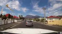 Gara-Gara Ayam, Dua Mobil Terlibat Kecelakaan 