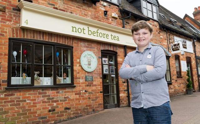 Henry Patterson di depan toko miliknya yang diberi nama Not Before Tea | Photo: Copyright mirror.co.uk 