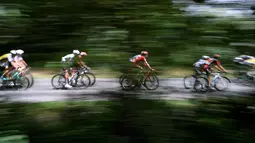 Pebalap berpacu pada track sepanjang 237,5 km pada edisi 103 Tour de France antara Saumur dan Limoges, (5/7/2016). (AFP/Jeff Pachoud)