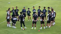 Timnas Indonesia menggelar latihan terakhir di Lapangan A Kompleks Gelora Bung Karno, Senayan, Jakarta, Sabtu (31/8/2024) jelang keberangkatan ke Jeddah, Arab Saudi untuk menghadapi tuan rumah Arab Saudi pada laga putaran ketiga Kualifikasi Piala Dunia 2026, Kamis (5/9/2024). Latihan diikuti 11 pemain, minus satu penjaga gawang Adi Satryo yang berhalangan. Sejatinya ada 26 pemain yang dipanggil, tetapi 14 lainnya berkiprah di luar negeri. Ke-14 pemain ini tidak berkumpul di Jakarta, namun langsung bergabung di Jeddah pada 1 dan 2 September. (Bola.com/Abdul Aziz)