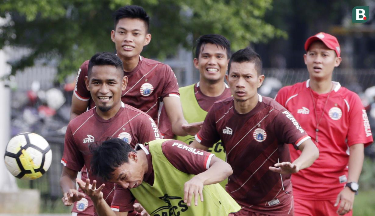 Pemain Persija Jakarta, Novri Setiawan, menyundul bola saat latihan jelang laga Liga 1 di Lapangan ABC, Senayan, Jakarta, Sabtu (08/12). Persija akan berhadapan dengan Mitra Kukar. (Bola.com/M Iqbal Ichsan)