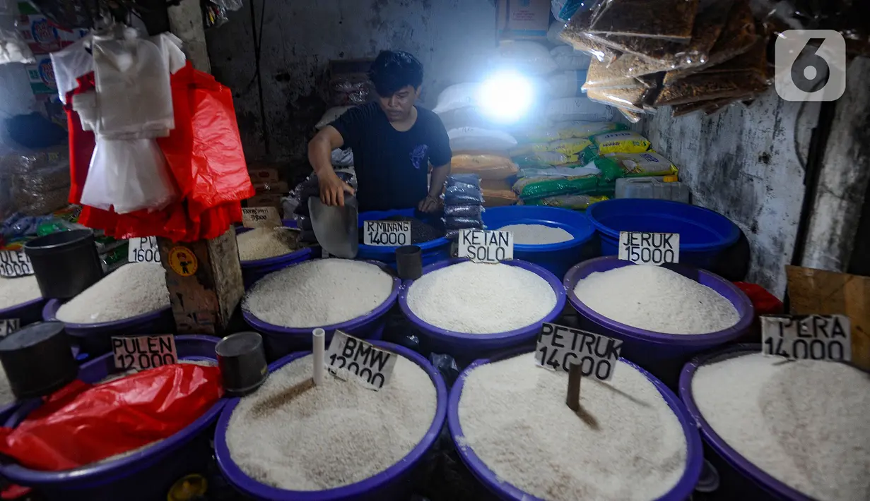 Aktivitas perdagangan di Pasar Pondok Labu Jakarta, Senin (18/12/2023). (merdeka.com/Arie Basuki)
